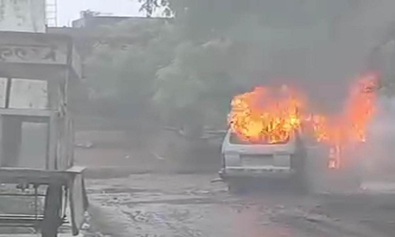 ग्वालियरः स्कूल वैन में अचानक लगी आग, ग्रामीणों ने बचाई बच्चों की जान